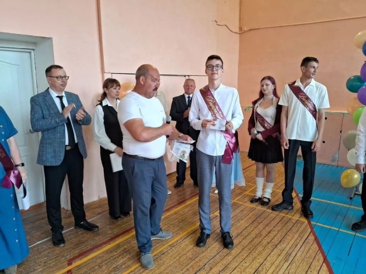 Педагоги и школьники Полянской школы получили знаки ГТО на последнем звонке