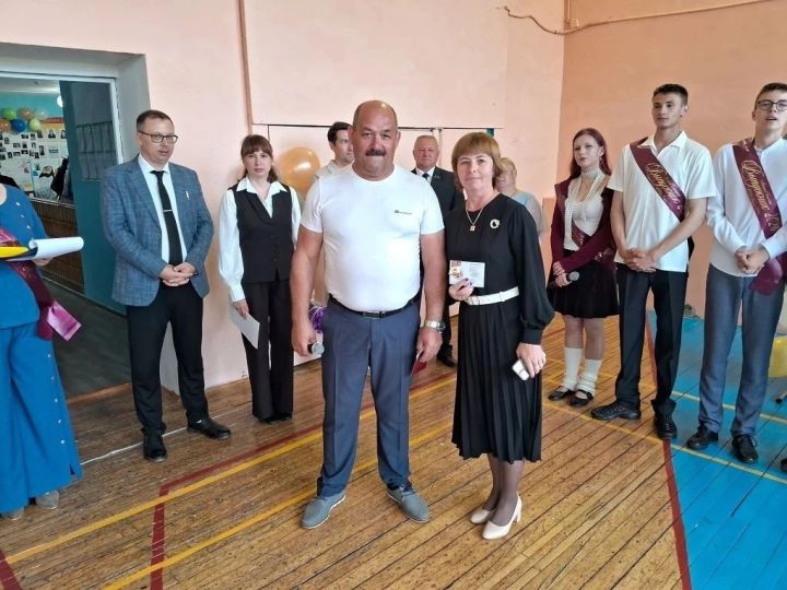 Педагоги и школьники Полянской школы получили знаки ГТО на последнем звонке