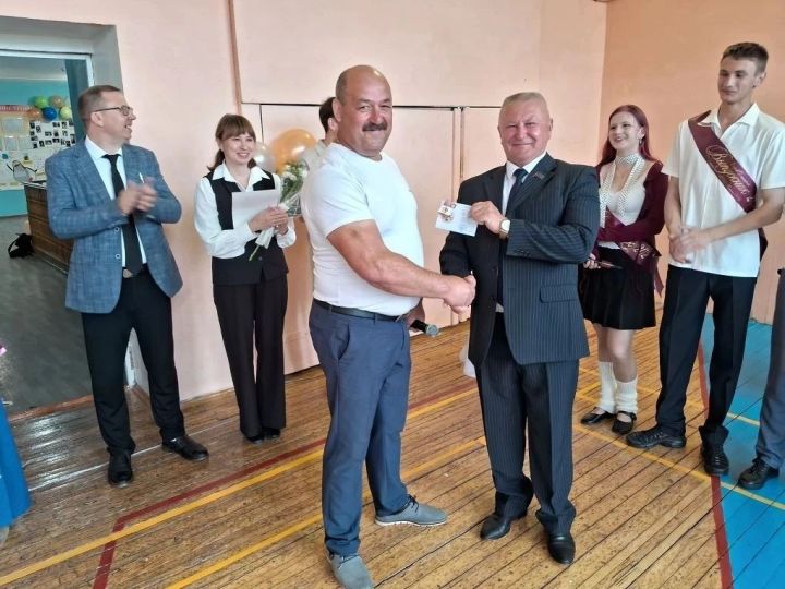 Педагоги и школьники Полянской школы получили знаки ГТО на последнем звонке