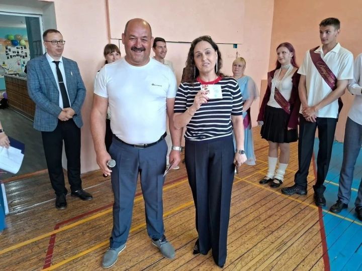 Педагоги и школьники Полянской школы получили знаки ГТО на последнем звонке