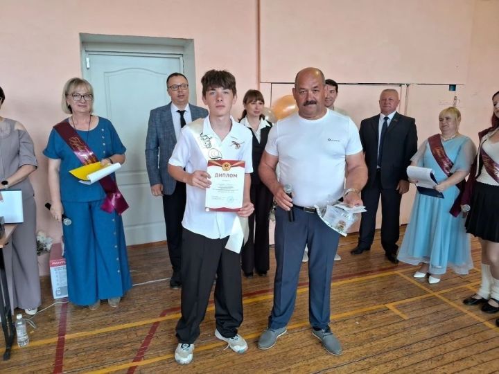 Педагоги и школьники Полянской школы получили знаки ГТО на последнем звонке