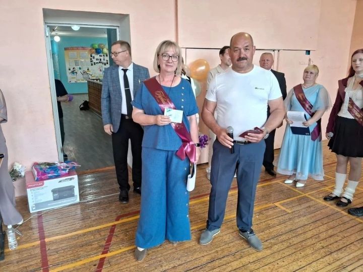 Педагоги и школьники Полянской школы получили знаки ГТО на последнем звонке