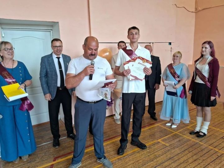 Педагоги и школьники Полянской школы получили знаки ГТО на последнем звонке