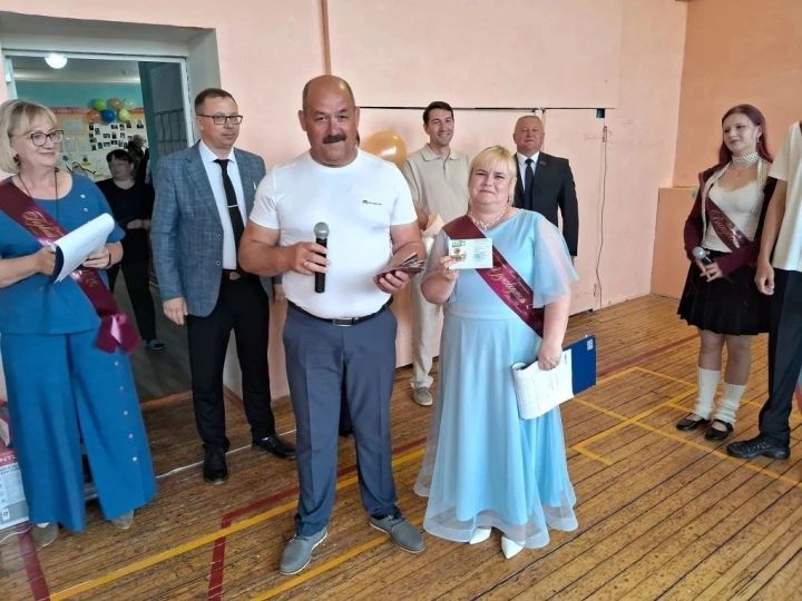 Педагоги и школьники Полянской школы получили знаки ГТО на последнем звонке