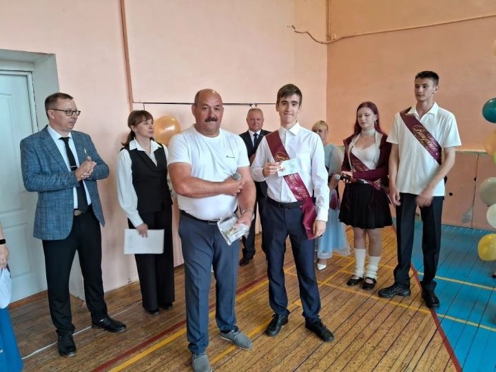 Педагоги и школьники Полянской школы получили знаки ГТО на последнем звонке