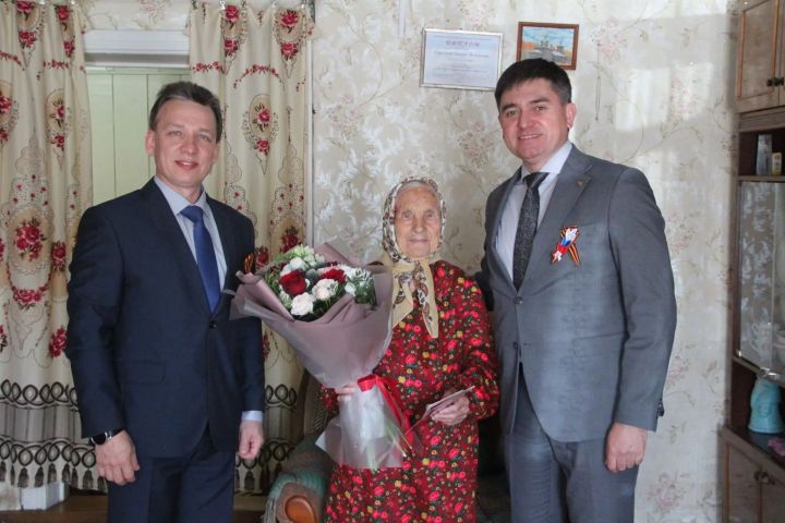 Спас районы башлыгы тыл хезмәтчәнен алдагы Җиңү бәйрәме белән котлады