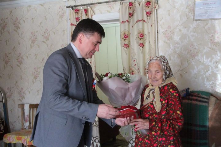 Спас районы башлыгы тыл хезмәтчәнен алдагы Җиңү бәйрәме белән котлады