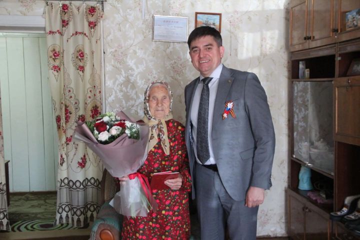 Спас районы башлыгы тыл хезмәтчәнен алдагы Җиңү бәйрәме белән котлады