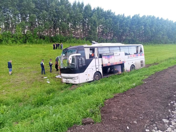Рейсовый автобус с 44 пассажирами перевернулся в Черемшанском районе Татарстана