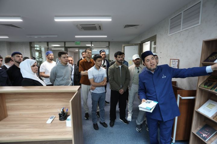 Студенты международного лагеря познакомились с уникальными рукописями в Болгарской исламской академии