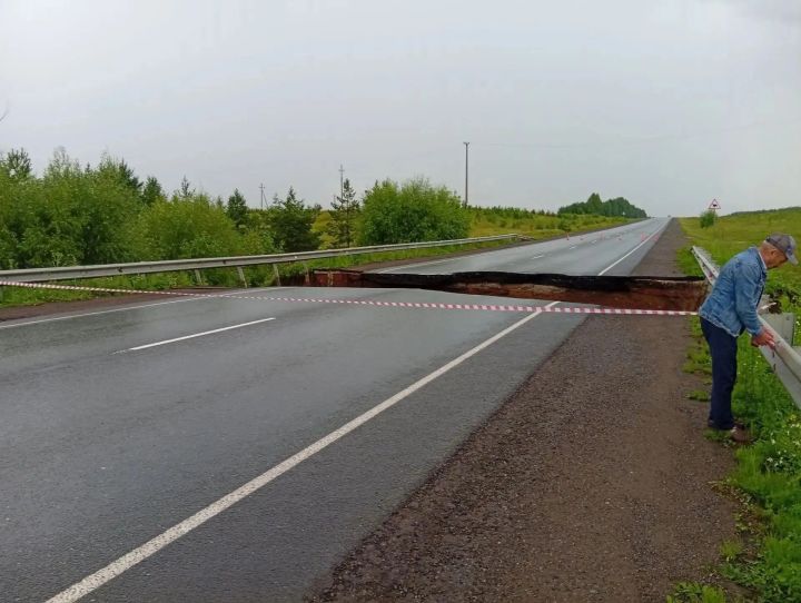 Размытая дорога в Сармановском районе перекрыла движение на трассе Сарманово — Набережные Челны