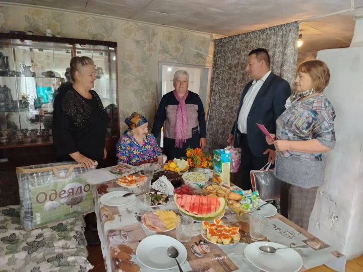 Спас районында яшәүчене 90 яшьлек юбилее белән котладылар