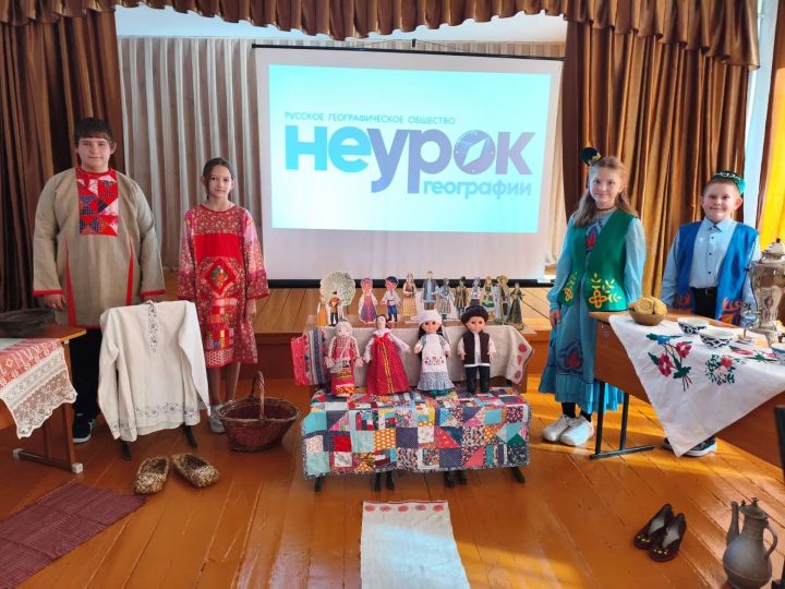 В Кузнечихинской школе прошёл «Неурок географии» о культуре двух народов